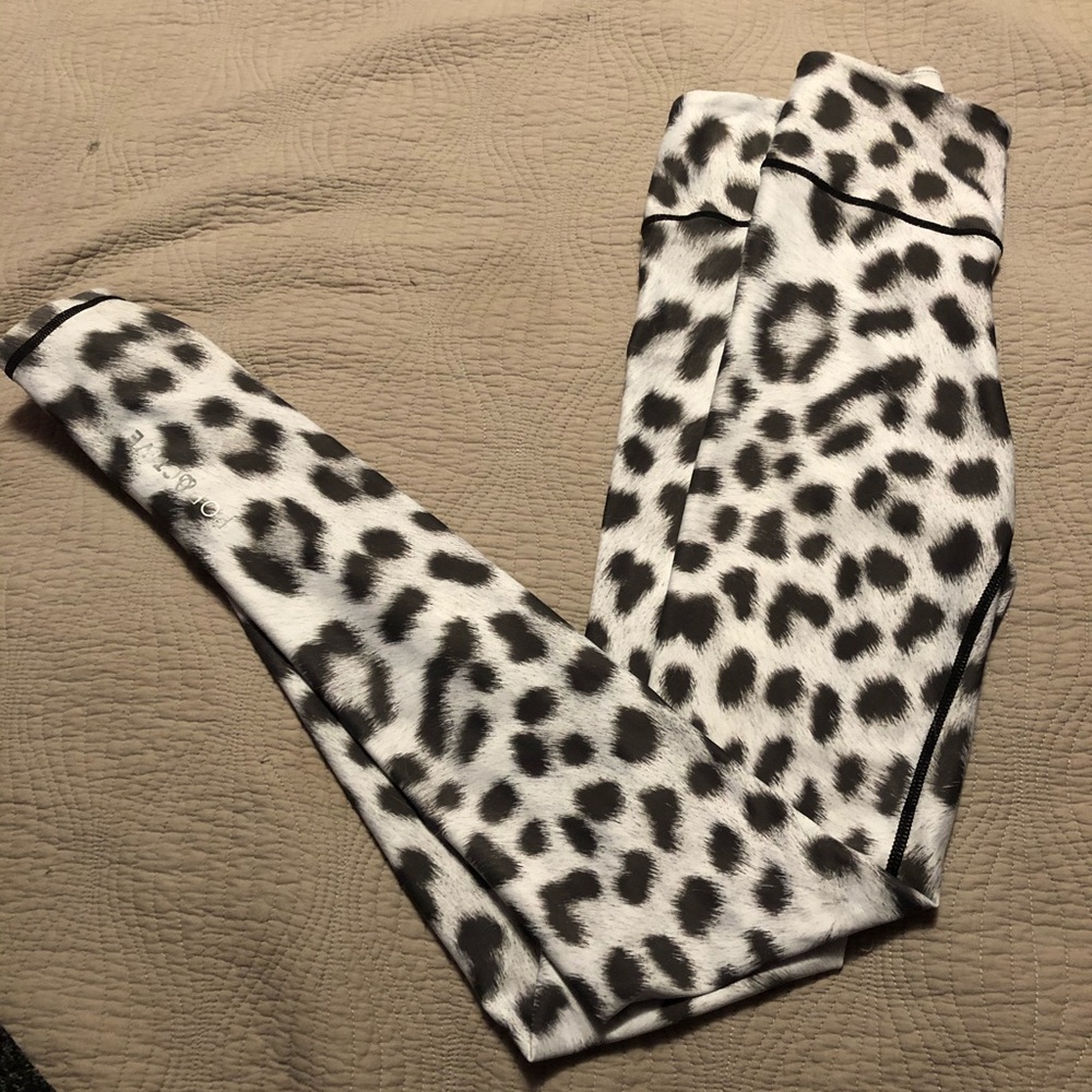 Popactive size small, leopard black/white leggings